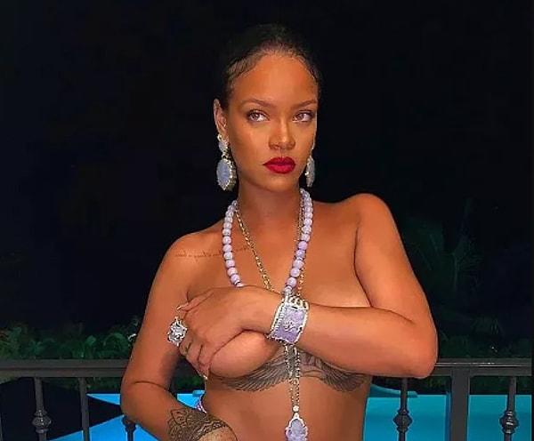 4. Rihanna'nın göğüs kafesinin üzerindeki dövmesi