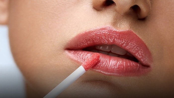 Lip Gloss’unu Çantasından Bir An Bile Eksik Etmeyen Kadınların 10 Haklı Sebebi