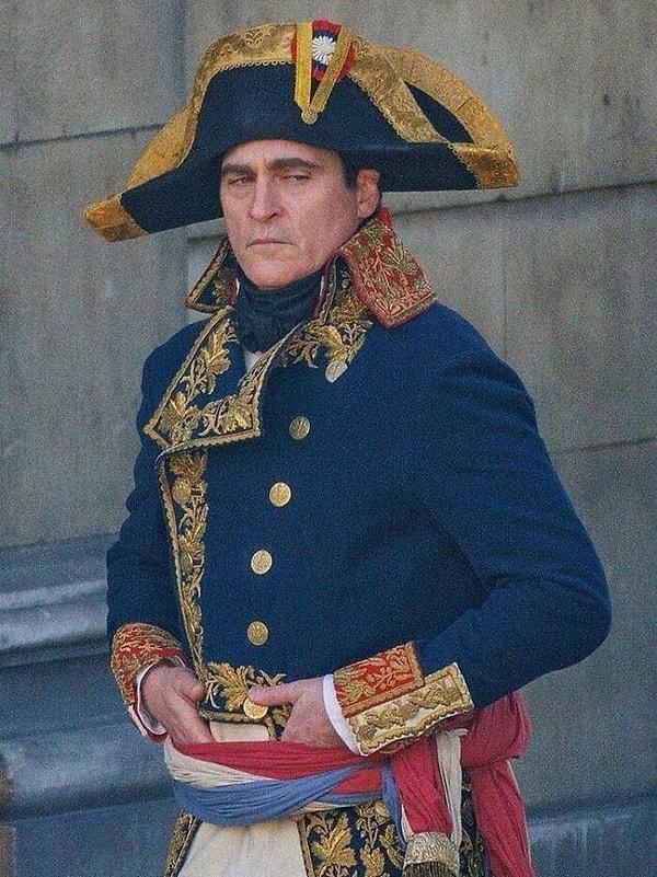 23. 2023'te çıkacak Ridley Scott filminde Napoleon'u canlandıran Joaquin Phoenix... Küçümseyici bakışları sizce de çok gerçekçi değil mi?