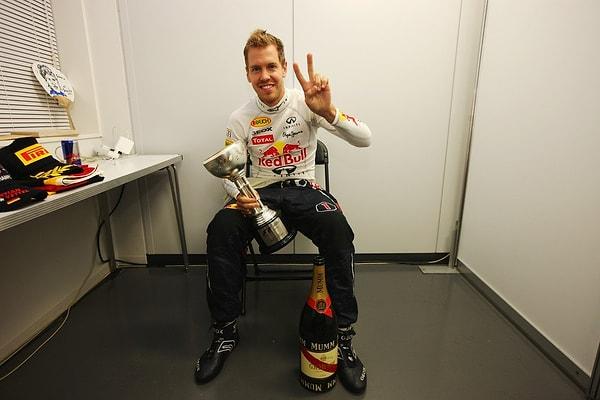 İkinci kez Formula 1 şampiyonu olduğunda da Red Bull koltuğunda oturuyordu. Seb, Red Bull ile birlikte tam 4 kez dünya şampiyonu olarak idolu olan Michael Schumacher'in tahtına göz kırpıyordu.