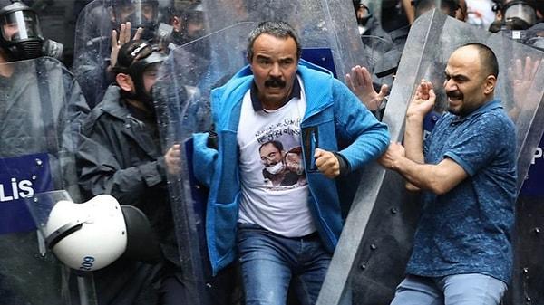 Nuriye Gülmen ve Semih Özakça'ya destek vermek için düzenlenen basın açıklaması sırasında Veli Saçılık polis tarafından darbedilmiş ve çok yakın mesafeden biber gazı ile müdahaleye maruz kalmıştı.