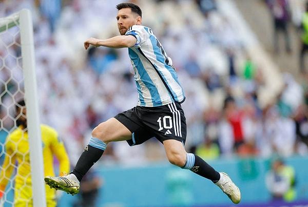 Lionel Messi'nin golüyle öne geçen Arjantin skoru koruyamayarak maçı 2-1 kaybetti.