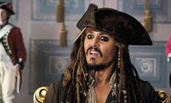 Hepimizi heyecanlandıran nokta ise farklı. Söylentilere ve gizli bir kaynağa göre adı "Karayip Korsanları: Denizde Bir Gün" olacak filmde Johnny Depp oynayacak!