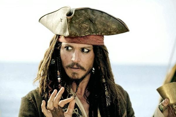 59 yaşındaki ünlü oyuncuyu tekrar deli ve sarhoş kaptanımız Jack Sparrow olarak izlemeyi çok isteriz açıkçası. Seri de nasıl başladıysa öyle bitsin!