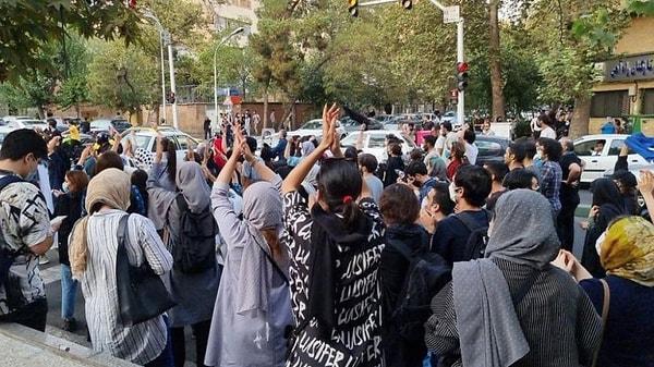 İran'da, 22 yaşındaki Mahsa Amini'nin gözaltına alındıktan sonra hayatını kaybetmesi üzerine 2 ay önce başlayan gösteriler hala devam ediyor.