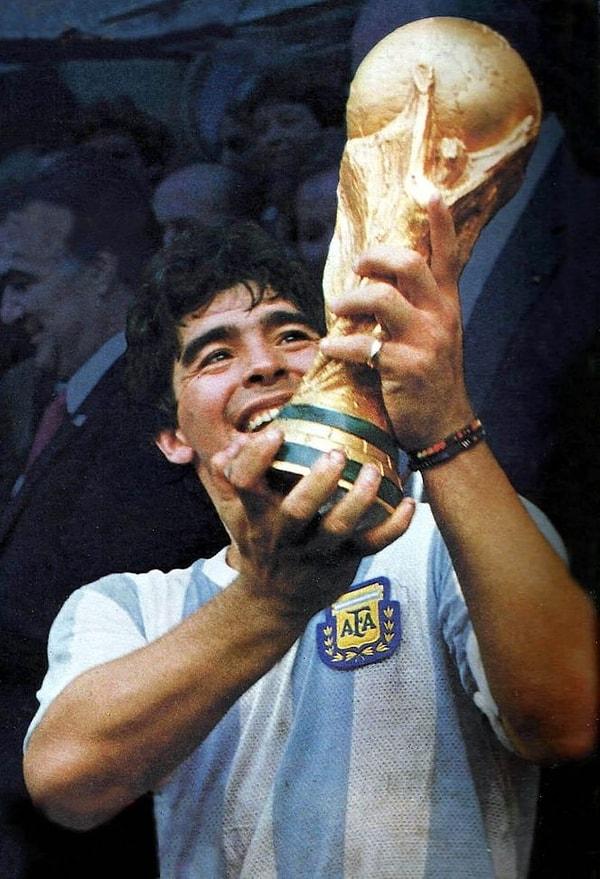 Dünya Kupası'ndan konu açılmışken efsanevi oyuncu Maradona'dan da bahsetmezsek olmaz. Peki Maradona'nın Dünya Kupası'ndaki önemi neydi?