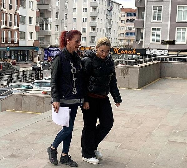 Çerkezköy Devlet Hastanesi'ne giderek kendisini çocuk doktoru Ayşem olarak tanıtan 25 yaşındaki kadın, çelişkili konuşmaları nedeniyle hastanedeki diğer doktorların dikkatini çekmiş.