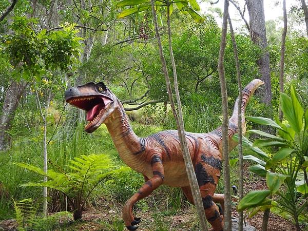 Dinozorlar yok olmasaydı, evrim sürecinde küçüleceklerine inanılıyor. Çünkü bitkilerin geçirdiği evrim, dinozorları etkileyecekti.