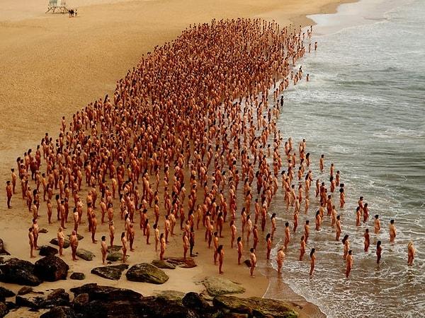 Geçtiğimiz günlerde Avustralya'da oldukça kalabalık bir grup çıplak insan sahile akın etti.