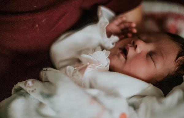 Uzmanlar, kundaklamanın bebekleri rahatlattığını belirtir.  Birçok ebeveyn, kundaklamanın bebeklerin daha hızlı sakinleşmesine ve daha uzun uyumasına yardımcı olduğunu düşünüyor.
