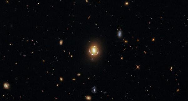 2M1310-1714 isimli kuasarın kütleçekimsel merceklenmesi, 2021.