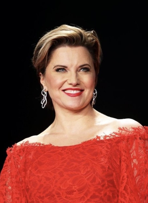 Сейчас актрисе 54 года.