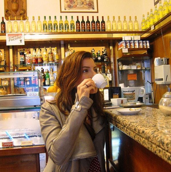 Kahve siparişi vermek başlı başına bir olay. İtalyanların çoğu kahvelerini ayakta içip gitmeyi tercih ediyor. Nedeniyse eğer otururlarsa ekstra servis ücreti ödemek zorunda olmaları. Eğer ayakta içerler ya da kahveyi alıp giderlerse sadece kahvenin ücretini ödüyorlar.