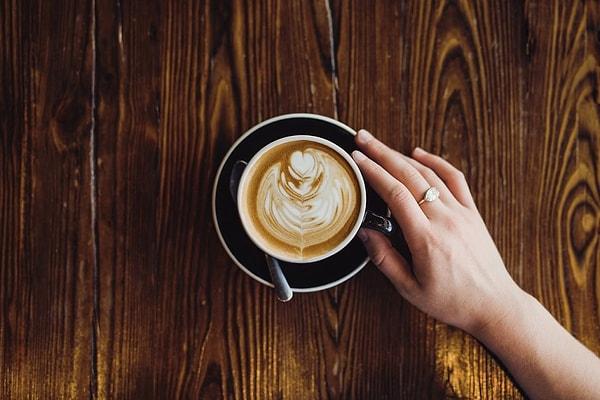 Flat white kahve, giderek popüler hale gelen, kafe menülerinde görmeye başladığımız kahveler arasındadır. Lattelerin flat white kahveler arasındaki benzerlikler nedeniyle "lattenin daha küçüğü" olarak tanımlanır ancak bu doğru değildir.