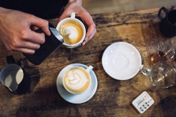Latte, cappucino ve flat white, buharda köpürtülen süt ve espressodan yapılır ancak kahve miktarı, sütün hazırlık süreci, sütün eklenmesi için kullanılan yöntemleri farklıdır. Flat white kendine has dokusuyla özel bir kahvedir.