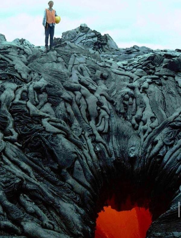 15. Havai'nin Batı Kamokuna bölgesinde yanardağın geride bıraktığı kayalıklar sanki yeraltı dünyasına açılan bir kapıya benziyor...