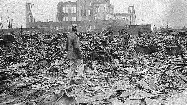 11. Hiroşima ve Nagazaki'ye atılan atom bombalarının üretilmesi, bilim tarihinin en utanç verici olaylarındandı.