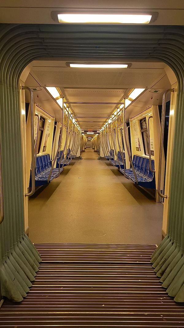 17. Boş metro treni: