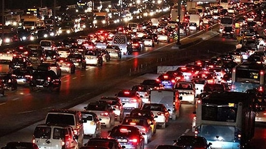 İstanbul'da Yağmur Trafiği Felç Etti: Yoğunluk Yüzde 89 Oldu