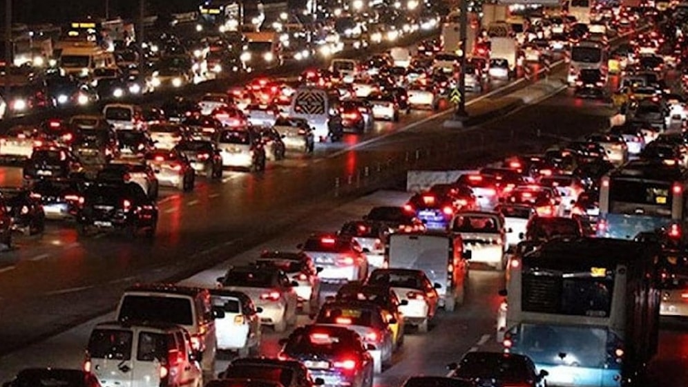 İstanbul'da Yağmur Trafiği Felç Etti: Yoğunluk Yüzde 89 Oldu