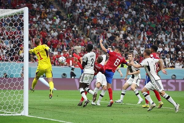 Kosta Rika 2-1 öne geçince gruptan çıkıyordu. Almanya'nın ise 7 gol atması lazımdı.