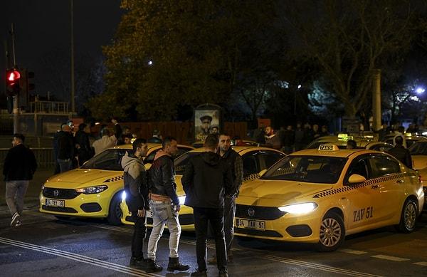Konuyla ilgili konuşan başka bir taksici ise, "Bizi bu hale getirenler İstanbul Büyükşehir Belediye Başkanı Ekrem İmamoğlu’dur" dedi.