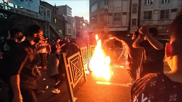 Gösteriler 3'üncü ayına girerken İran'dan dikkat çeken bir hamle geldi.