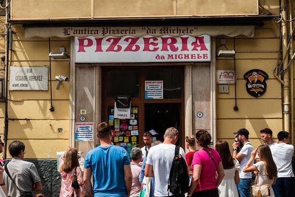 Bugünkü anlamıyla pizzacı diyebileceğimiz tarzda ilk pizzacı dükkanı, Antica Pizzeria Port Alba Napoli’de açılmıştır.