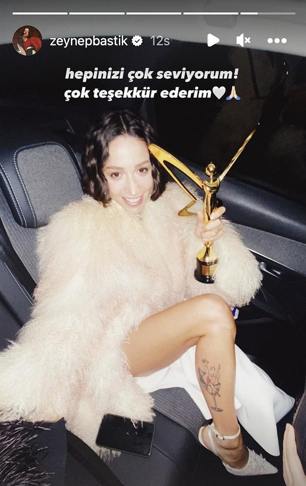 Ünlü şarkıcı geçtiğimiz gün 2022 Pantene Altın Kelebek Ödülleri'nde 'Yılın En İyi Kadın Şarkıcısı' ödülünü aldı.