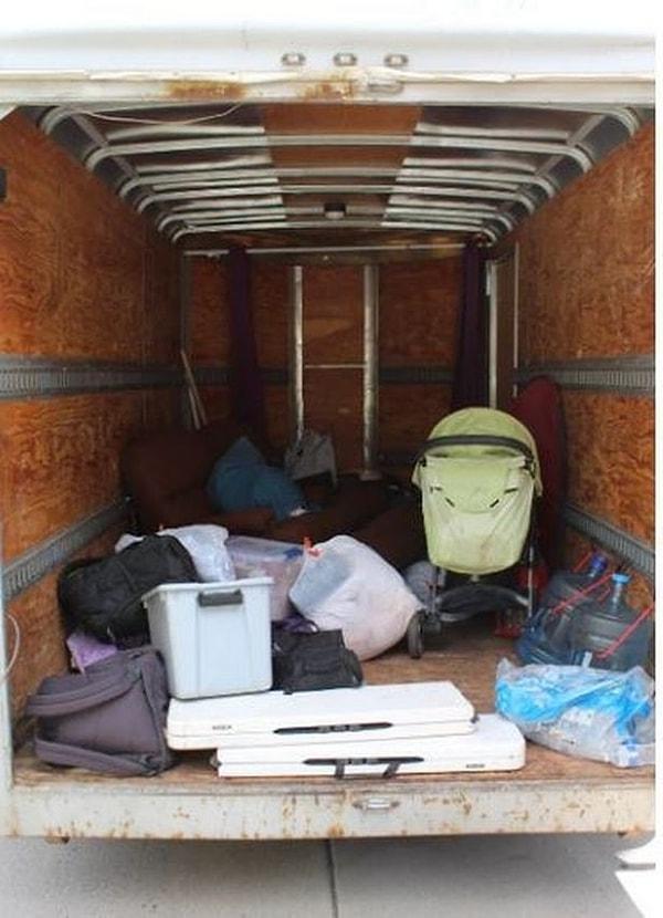 Bateman ise aracıyla yolculuk yaptığı sırada yakalandı, aracına bağlı olan karavanda ise ikisi 15 yaşından küçük olan dört kız çocuğu ile tuvalet niyetine kullanılan bir kova, kanepe ve sandalyeler bulundu.