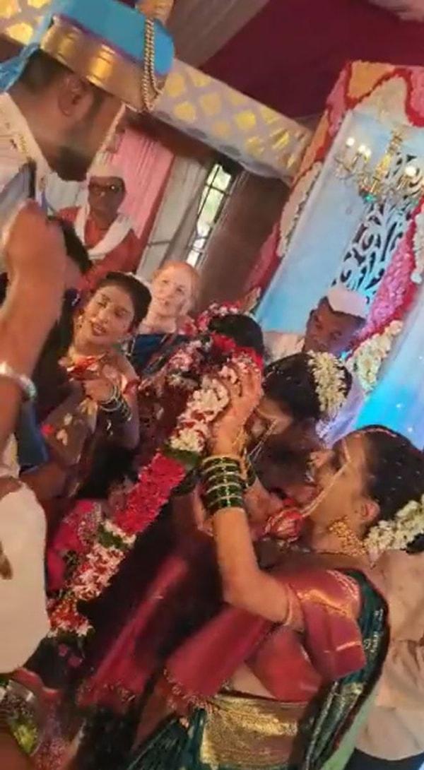 Maharaştra eyaletine bağlı Solapur'daki Akluj Köyü'nde yapılan düğünün görüntüleri sosyal medyada paylaşıldı, görüntülerde hem gelinler hem de damat oldukça mutlu gözüküyordu.
