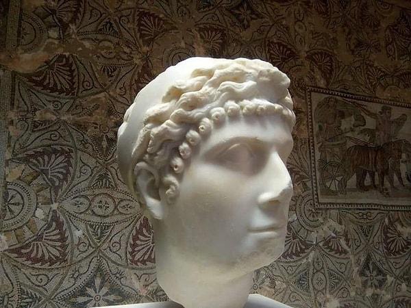 Bu sırada Kleopatra, kızı Kleopatra Selene ve oğullarını güvenlikleri için Mısır'ın güneyindeki Thebes'e göndermişti.