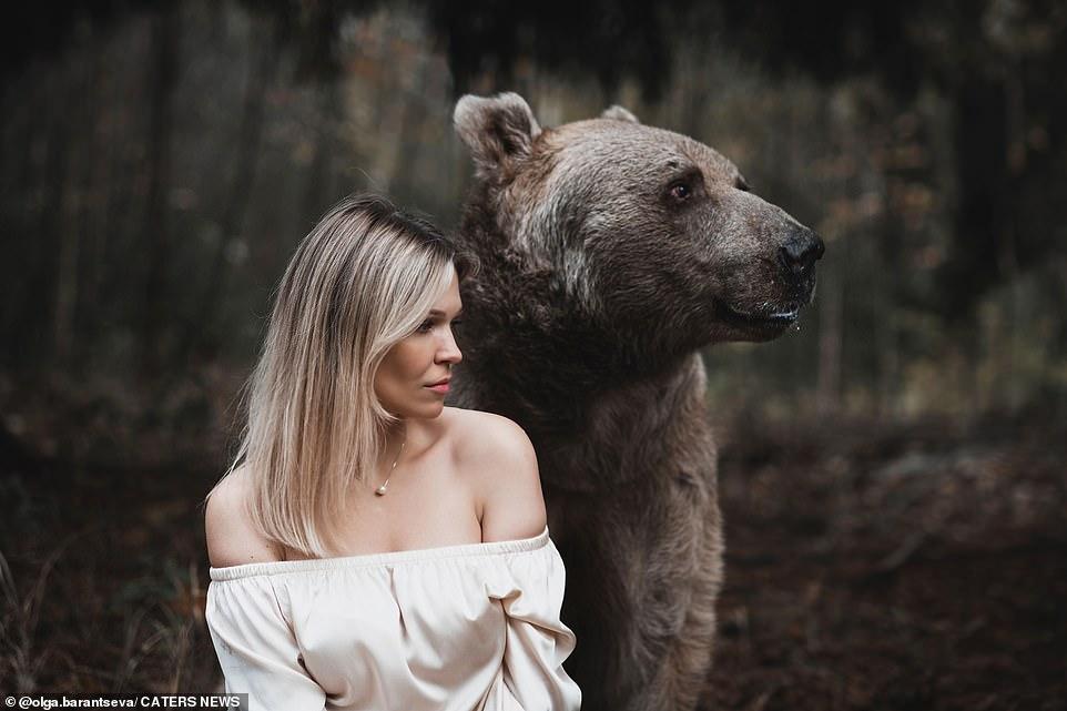 Модель из Москвы делится впечатлениями от фотосессии с бурым медведем Степаном