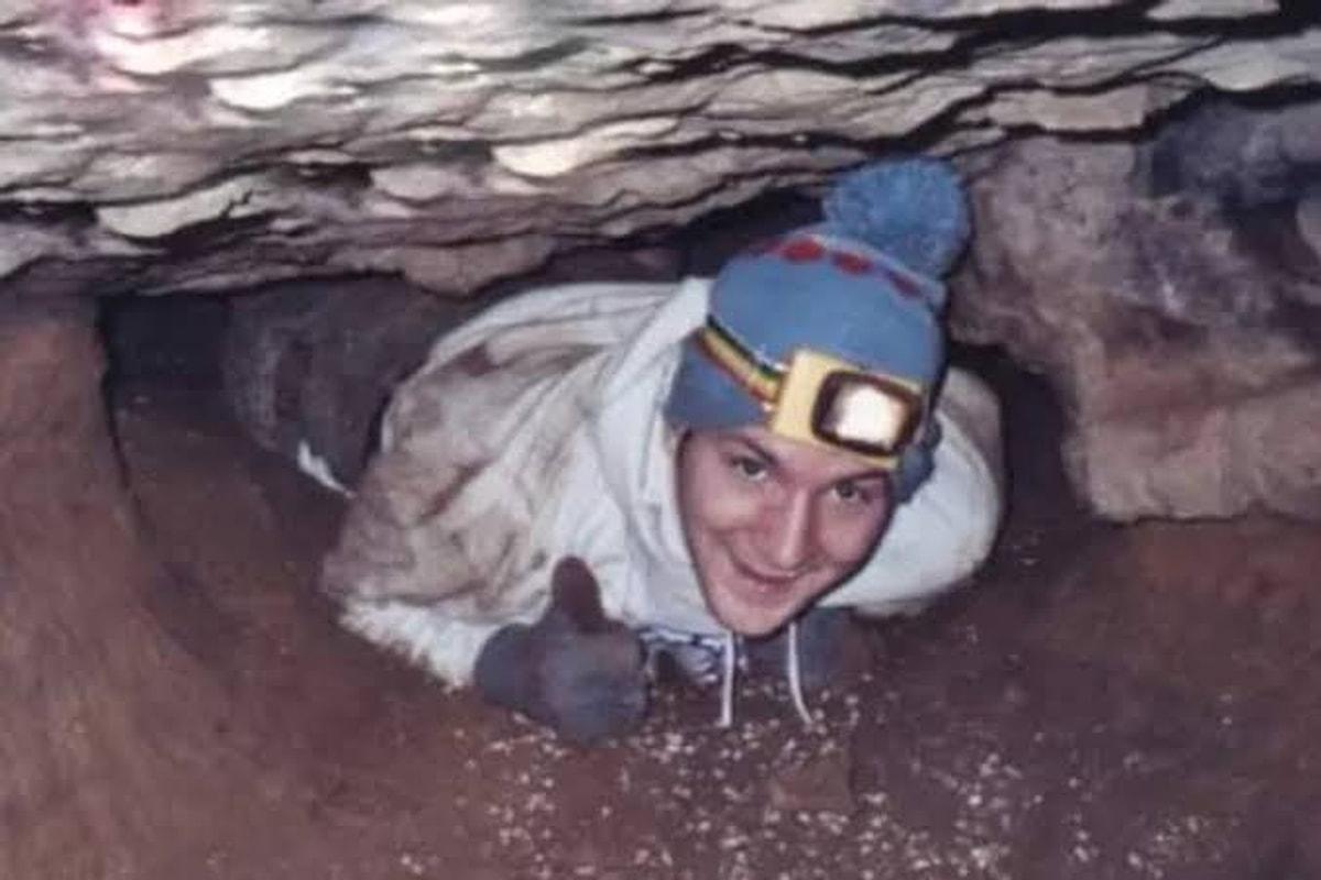 Какую вещь бекки нашли в пещере. Джон Джонс пещера Натти Патти. Спелеолог Джон Джон спелеолог.