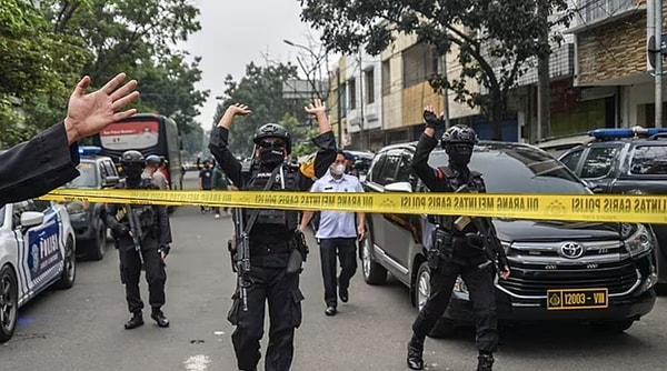 Olayın ardından 34 yaşındaki intihar bombacısı Agus Sujatno, Endonezya, Bandung şehrindeki Astana Anyar polis karakoluna motosikletle girerek taşıdığı iki bombayı patlattı.