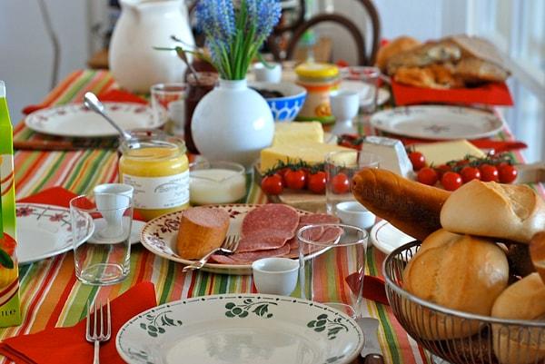 10. Almanya'da kahvaltı ekmek, çeşitli şarküteri ürünleri, peynir, yumurta, domates, reçel ve baldan oluşur.