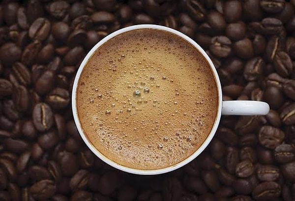 Kahvede bulunan kafein sayesinde metabolizmanız hızlanır.