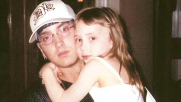 Aynı zamanda Eminem, yeğeni Alaina'yı da evlat edinmiş ve adeta hayatını iki kızına adamıştı. Dediğim gibi konuşma yapmak konusunda iyi olmadığını söyleyen Eminem, hislerini sözlere dökmüş.