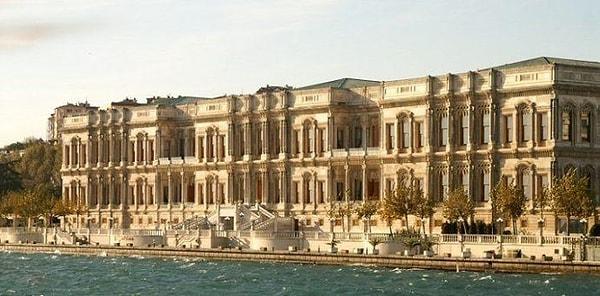 Denize nazir Çırağan Sarayı, 750 metre uzunluğundadır ve beyaz mermerden yapılmıştır.