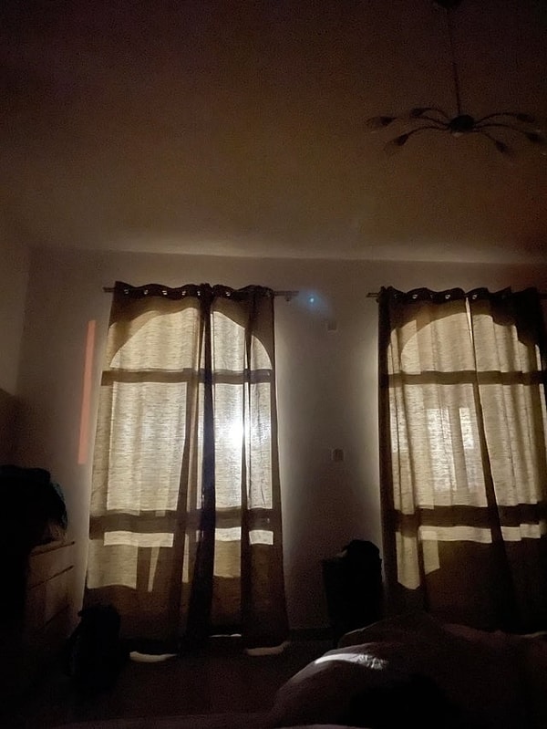 2. "Yeni komşularımız ışıklarını hep açık bırakıyorlar. Şu anda saat gece 2, yatak odama giren ışığa bakın."