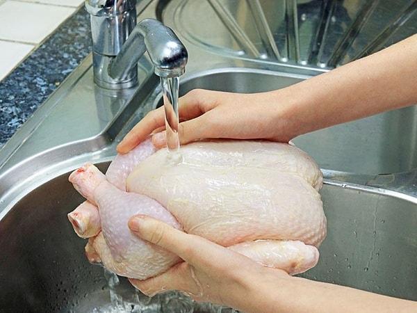 Pişirilmeden önce tavuk yıkanır mı yoksa yıkanmaz mı hala en mutfağın en merak edilen konularından biri!
