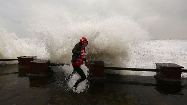 Meteoroloji Genel Müdürlüğü'nün son hava durumu tahminlerine göre; Marmara, Ege ve Batı Karadeniz'de Cumartesi ve Pazar günleri lodos görülecek.