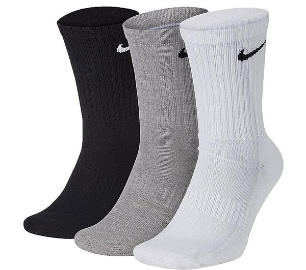 8. Spor kombinlerin en çok tercih edilen çorabını da unutmuyoruz değil mi?