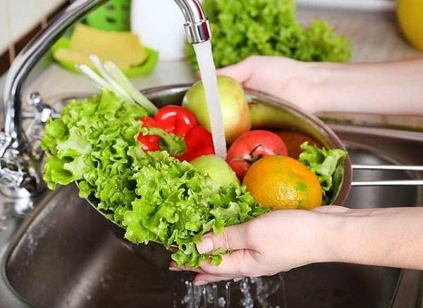 13. Sebzeleri ve meyveleri buzdolabına kaldırmadan önce yıkayın. Bu çok basit ama zaman kazandıran bir mutfak tüyosudur.