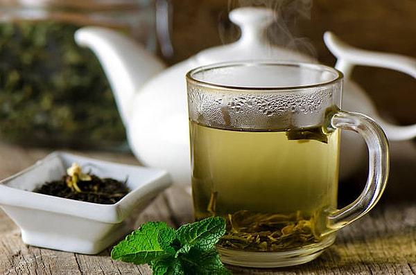 1. Yeşil çay, tam bir kalp dostudur. Ayrıca ödem attırıcı etkisi bulunan yeşil çay kan şekerini de dengeler. Sivilcelerin oluşmasını önler, var olan sivilceleri ise kısa sürede geçirir.