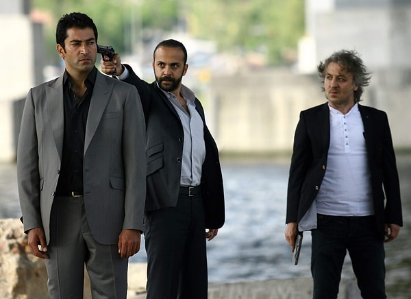 Ay Yapım imzası taşıyan Ezel'in yönetmenliğini Uluç Bayraktar üstleniyordu. Toplam 2 sezon ekranlarda fırtınalar estiren yapım yayın hayatına Show Tv'de başlamış ardından ATV'ye geçmişti.