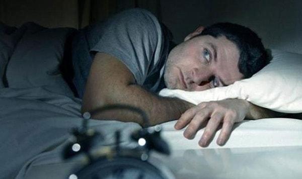 Çok yorgun olmanıza rağmen yatınca bir türlü gözünüze uyku girmiyorsa, sürekli yatakta dönüp duruyorsanız çaresini doğal yiyeceklerde bulabilirsiniz.