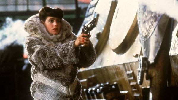 10. 1982 yapımı 'Blade Runner' filminde Sean Young'ın giydiği kürk manto ve pompadour saç modeli o döneme damgasını vurmuştu.