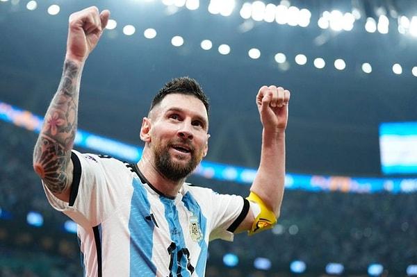 Lionel Messi, Gabriel Batistuta'yı geride bırakarak Arjantin formasıyla Dünya Kupası'nda tüm zamanların en golcü oyuncusu oldu. (11 gol)