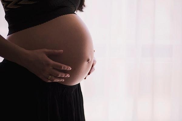 Öncelikle bir annenin diyabet gibi bir sağlık sorunu olduğunda veya hamileliği sırasında sigara veya içki tükettiğinde erken doğum olasılığı daha yüksektir.
